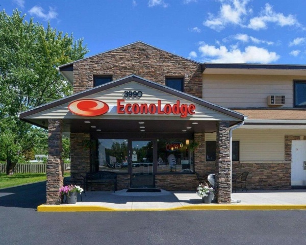 Econo Lodge Rochester image 1